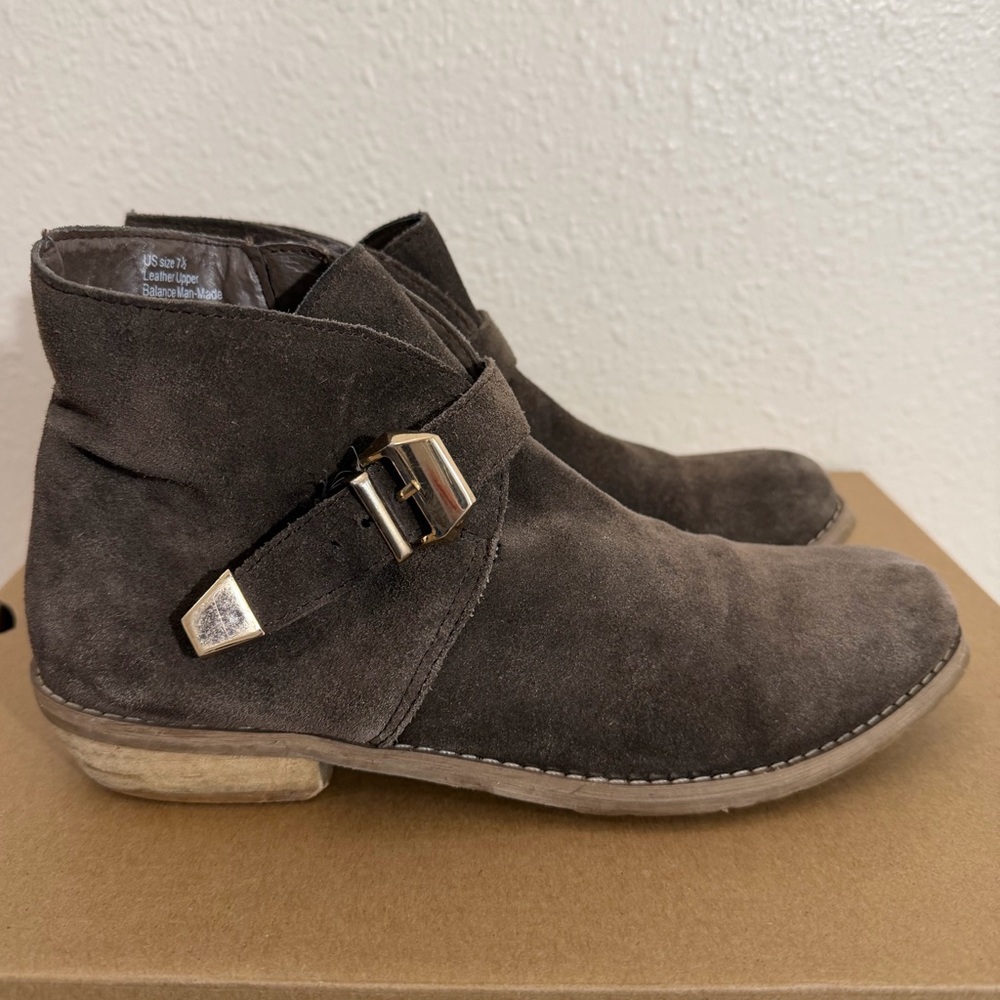 Very volatile Los Angeles Brown slouchy suede ankle boots with buckle size 7 1/2